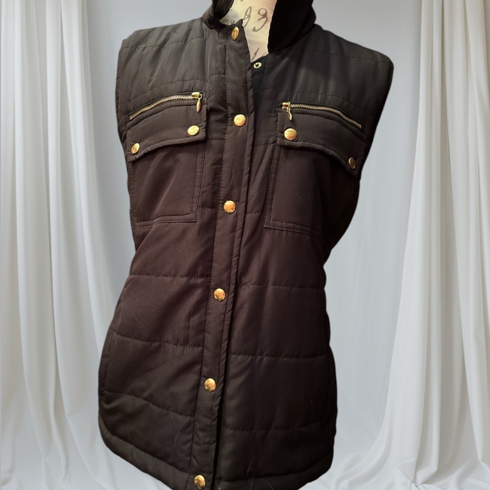 Casual Identity-Stylish Black Quilted Vest with Gold Accents